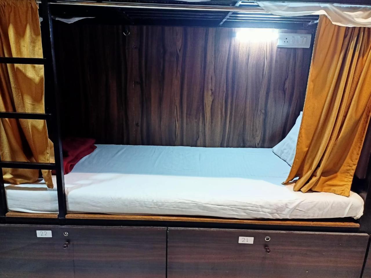 Golden View Dormitory Hotel Bombaim Exterior foto