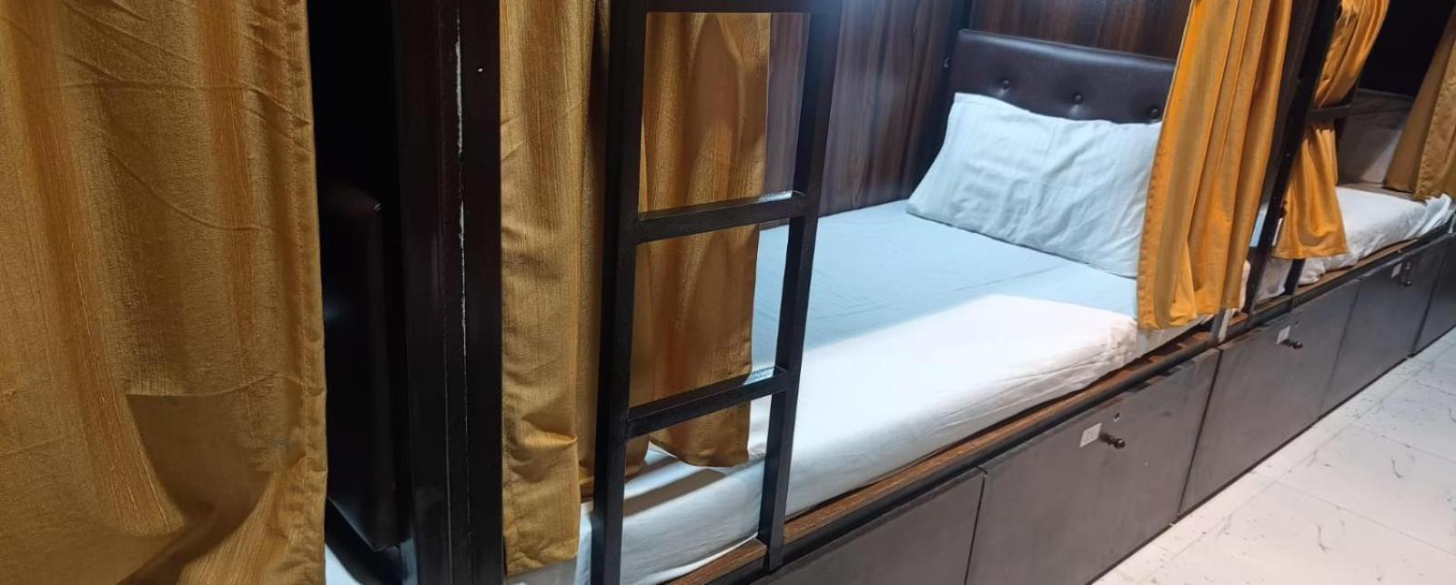 Golden View Dormitory Hotel Bombaim Exterior foto