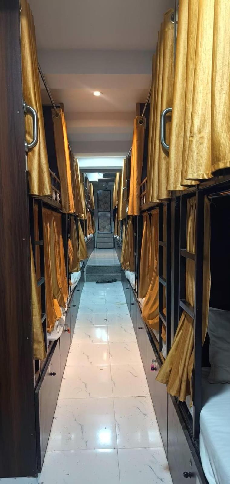 Golden View Dormitory Hotel Bombaim Exterior foto