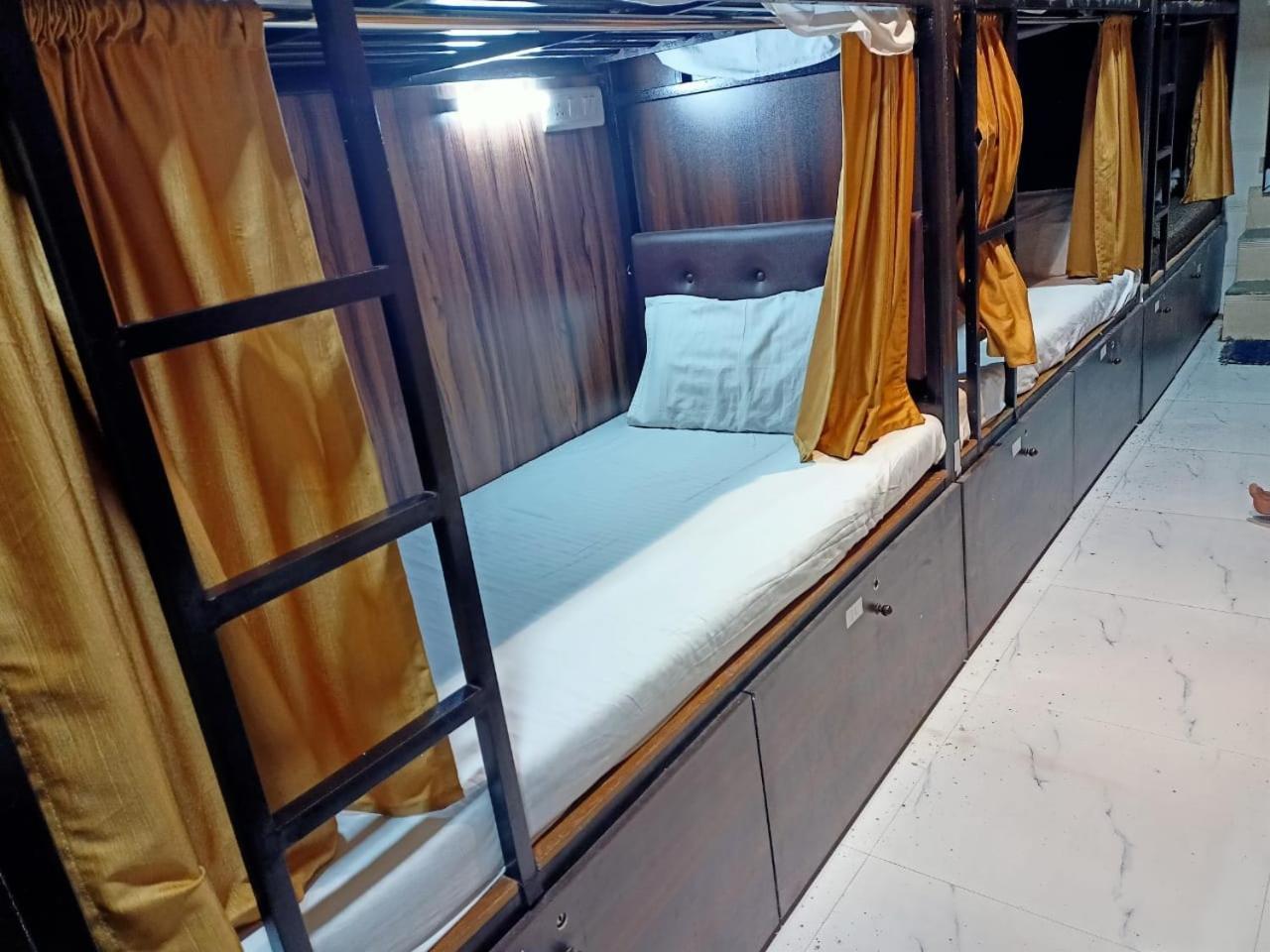 Golden View Dormitory Hotel Bombaim Exterior foto