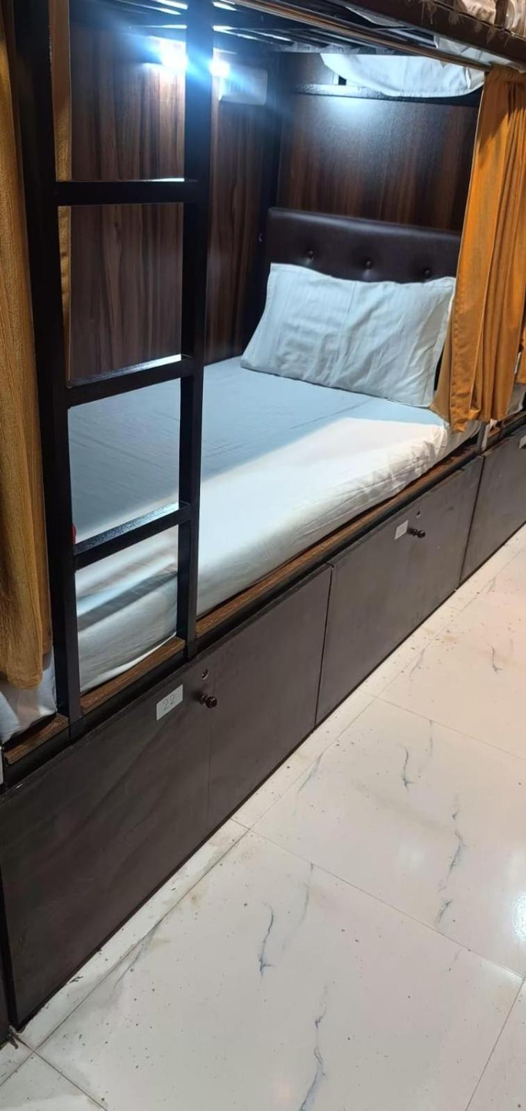 Golden View Dormitory Hotel Bombaim Exterior foto