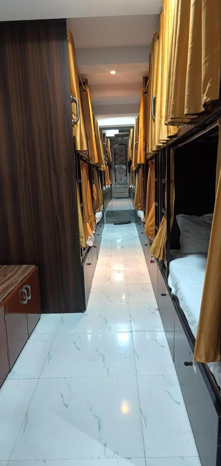 Golden View Dormitory Hotel Bombaim Exterior foto